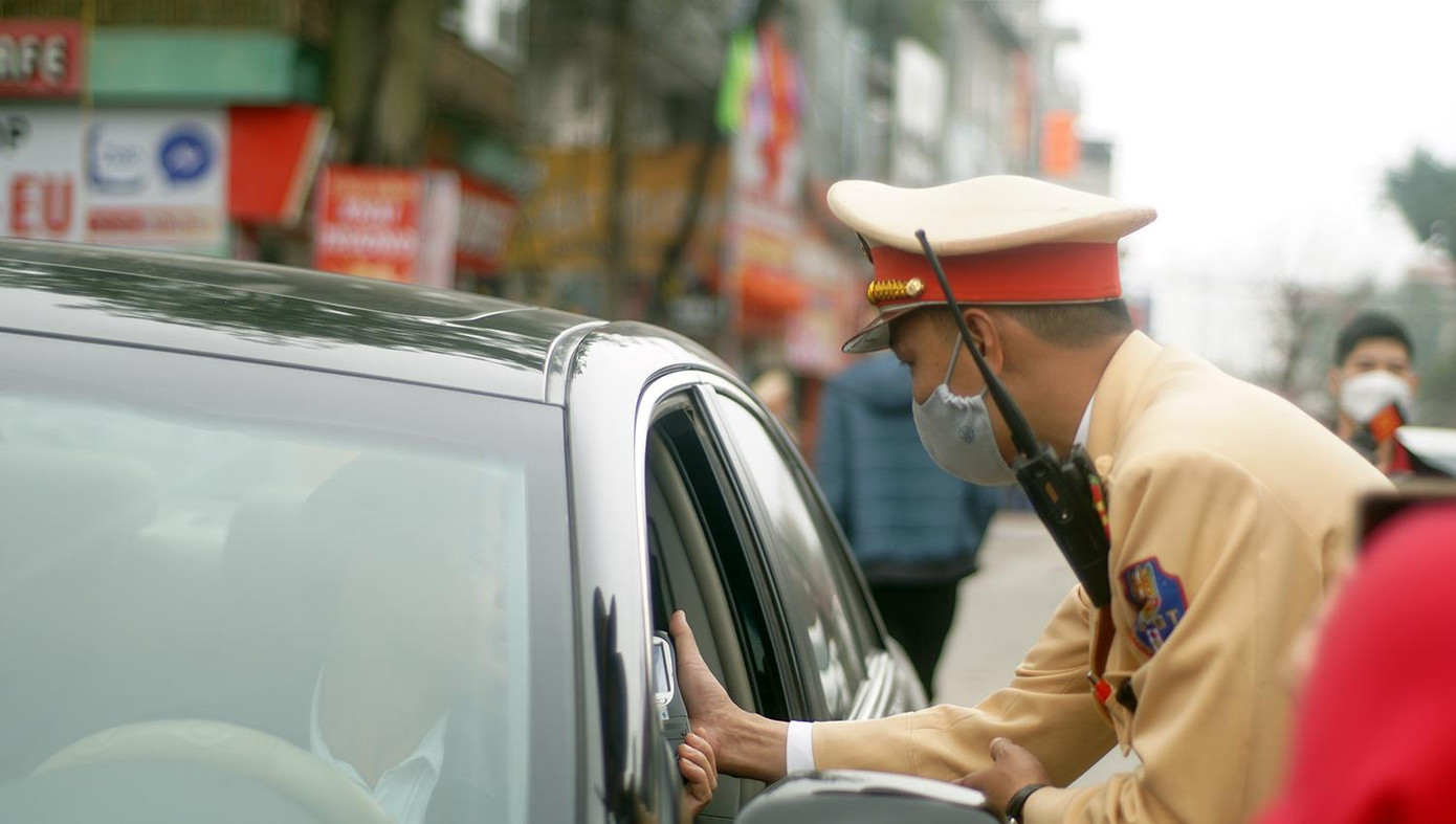 Thiếu tá Nguyễn Duy Tú - cán bộ Đội CSGT đường bộ số 10 cho biết, trên tuyến QL21 có lượng phương tiện tham gia giao thông rất đông, nhiều người khi thấy lực lượng chức năng đã quay đầu bỏ chạy. Do đó, tổ công tác bố trí chốt chặn kiên quyết xử lý nghiêm các trường hợp vi phạm.