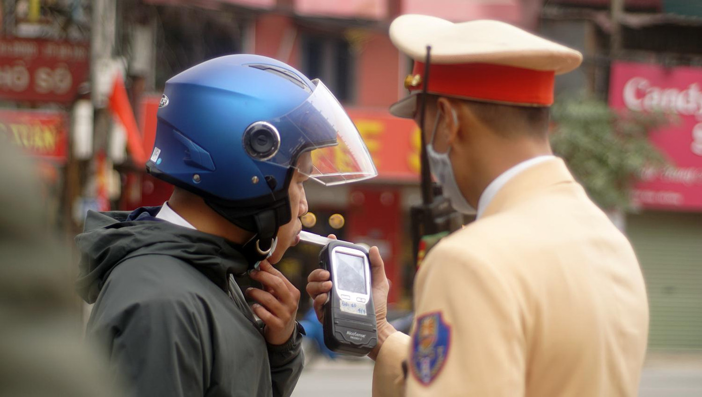 Lực lượng CSGT kiểm tra nồng độ cồn lái xe.
