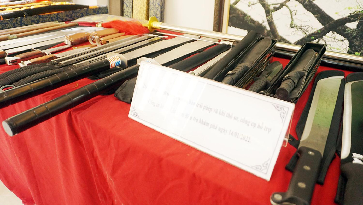 Ngoài đối tượng Ninh, hai đại lý cấp dưới là Vũ Kim Hoa có 1 tiền sự về hành vi mua bán vũ khí thô sơ, công cụ hỗ trợ và Tô Xuân Hiên (SN 1995, trú tại Long Biên, Hà Nội) sử dụng 2 số điện thoại, tài khoản Zalo mua bán vũ khí thô sơ, công cụ hỗ trợ. Ngoài đối tượng Ninh, hai đại lý cấp dưới là Vũ Kim Hoa có 1 tiền sự về hành vi mua bán vũ khí thô sơ, công cụ hỗ trợ và Tô Xuân Hiên (SN 1995, trú tại Long Biên, Hà Nội) sử dụng 2 số điện thoại, tài khoản Zalo mua bán vũ khí thô sơ, công cụ hỗ trợ.