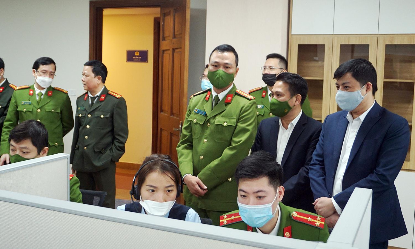 20 máy tính hoạt động tra cứu, hỗ trợ thông tin người dân.