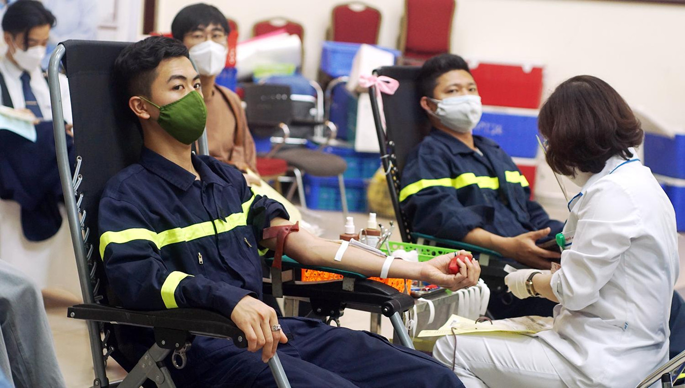 Rất đông đoàn viên thanh niên các đơn vị thuộc Công an TP Hà Nội tham gia hiến máu.