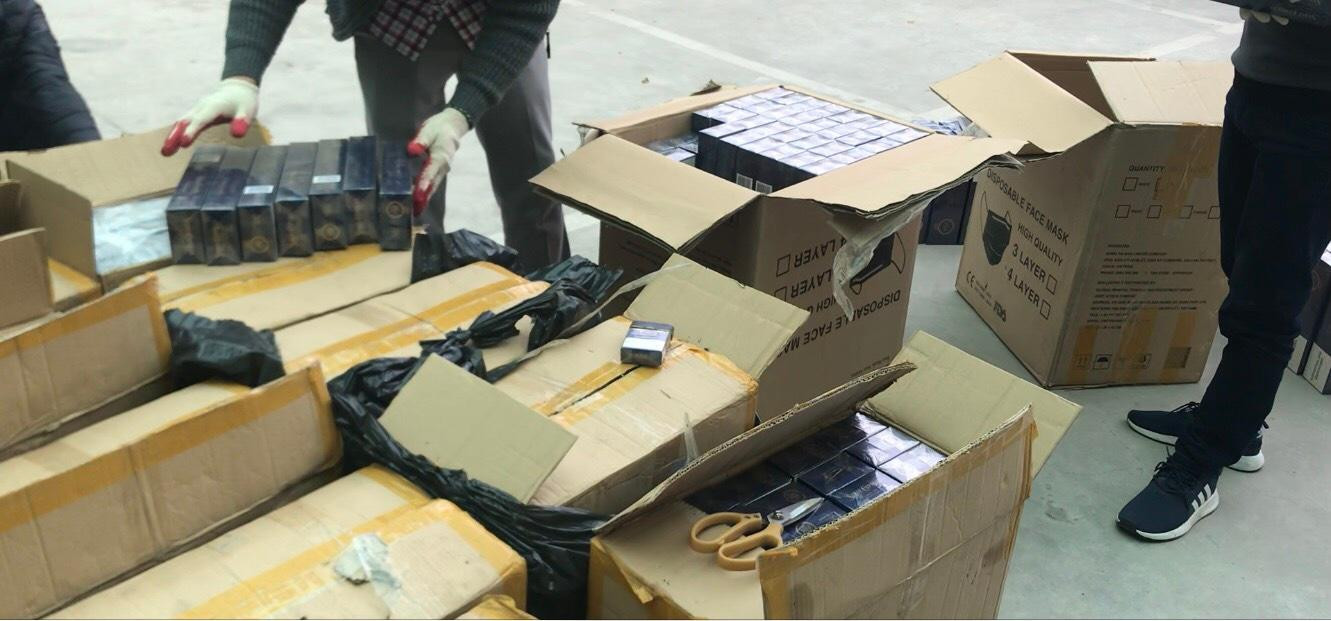 3.500 cây thuốc 555 nghi nhập lậu bị thu giữ. 3.500 cây thuốc 555 nghi nhập lậu bị thu giữ.