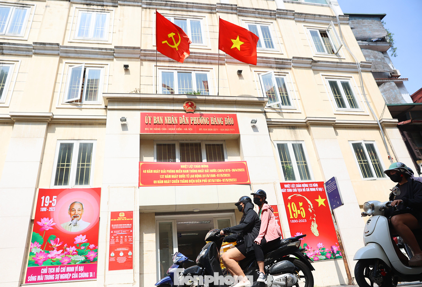 Các đường trục chính, khu vực đông dân cư trên địa bàn Thủ đô đều được trang hoàng băng rôn, cờ đỏ sao vàng, pa nô, áp phích… với nội dung kỷ niệm sinh nhật Bác. Các đường trục chính, khu vực đông dân cư trên địa bàn Thủ đô đều được trang hoàng băng rôn, cờ đỏ sao vàng, pa nô, áp phích… với nội dung kỷ niệm sinh nhật Bác.