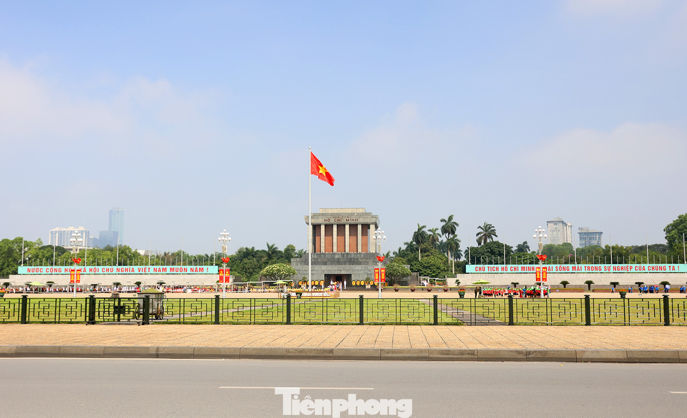 Những ngày này, người dân từ khắp mọi miền đất nước đều hướng về Lăng Hồ Chủ tịch để bày tỏ lòng thành kính đối với Bác. Những ngày này, người dân từ khắp mọi miền đất nước đều hướng về Lăng Hồ Chủ tịch để bày tỏ lòng thành kính đối với Bác.