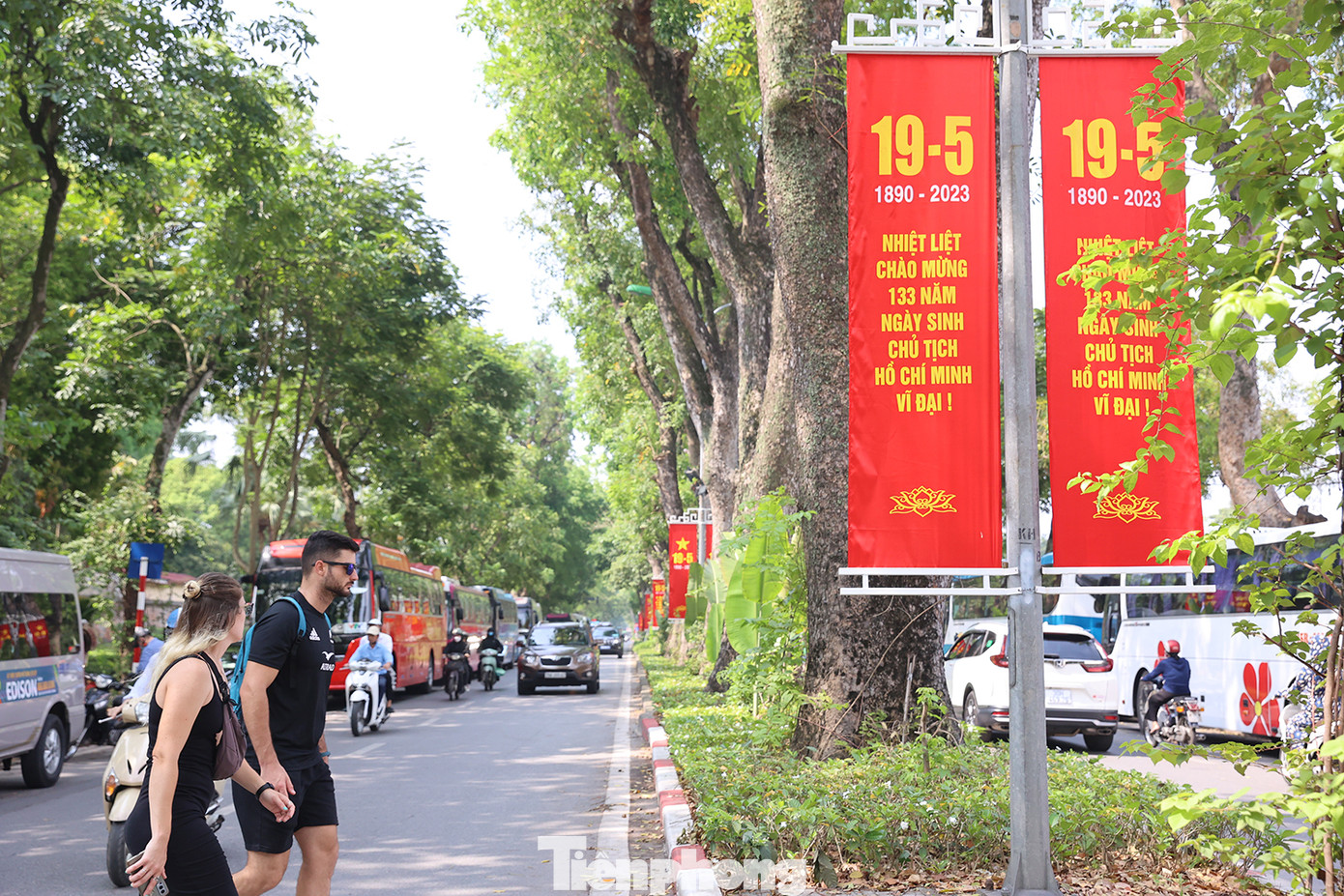 Đường Hoàng Diệu ngập tràn sắc cờ đỏ. Đường Hoàng Diệu ngập tràn sắc cờ đỏ.