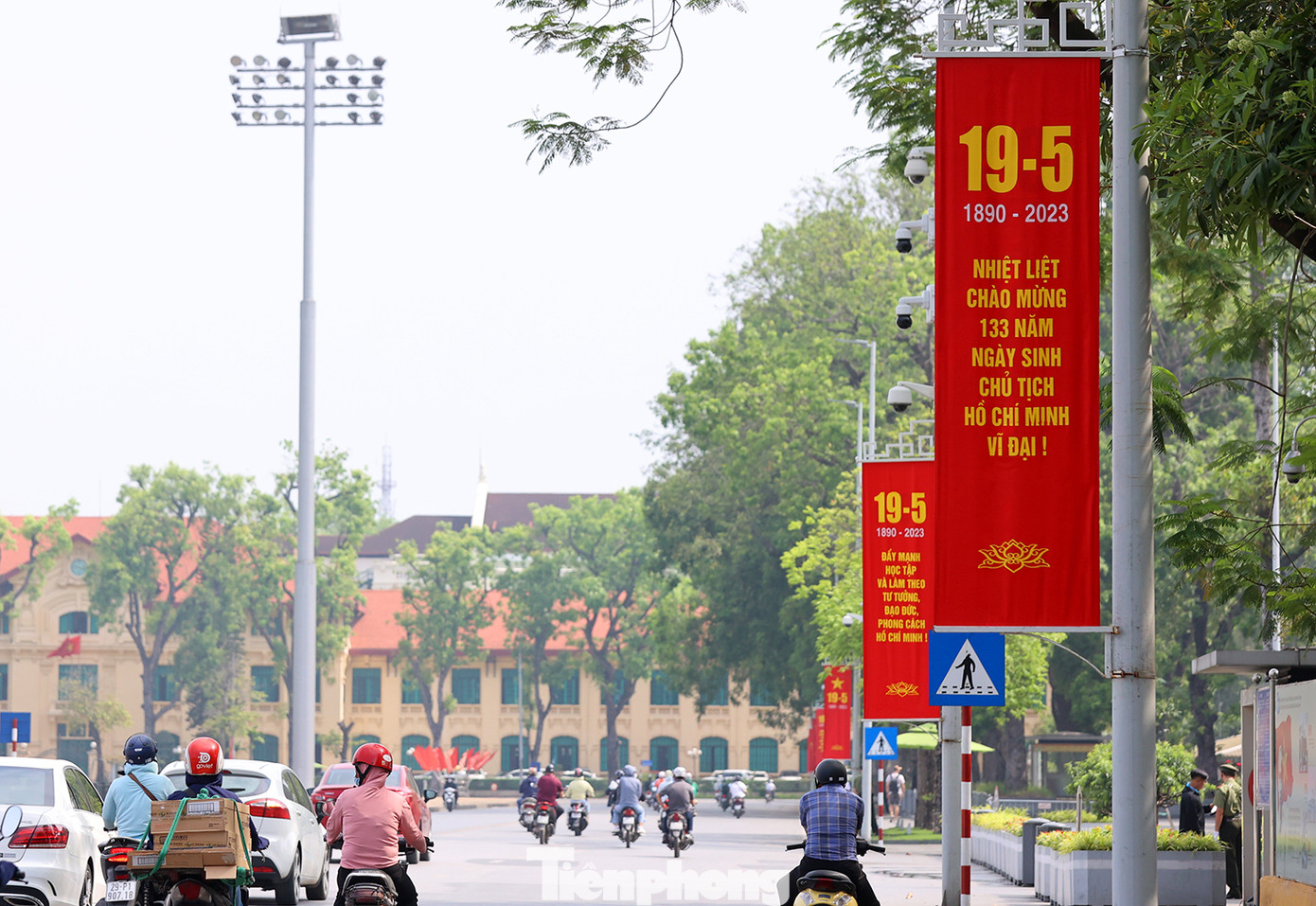 Đường phố Hà Nội rực rỡ cờ hoa chào mừng sinh nhật Bác. Đường phố Hà Nội rực rỡ cờ hoa chào mừng sinh nhật Bác.