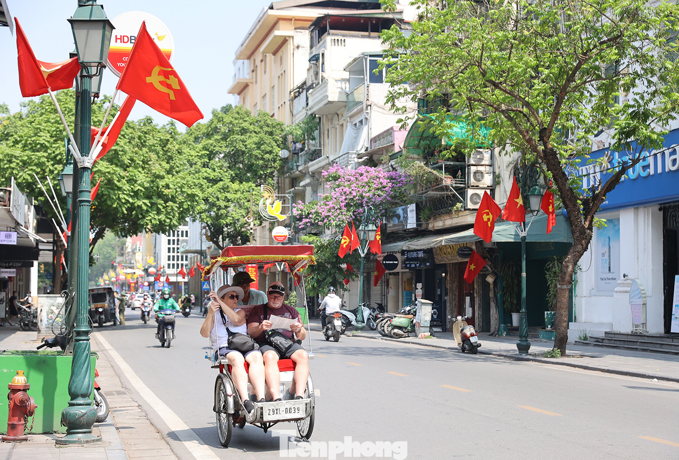 Trên phố Tràng Tiền du khách nước ngoài hào hứng khi may mắn được tới TP Hà Nội vào đúng dịp kỷ niệm 133 năm Ngày sinh Chủ tịch Hồ Chí Minh. Trên phố Tràng Tiền du khách nước ngoài hào hứng khi may mắn được tới TP Hà Nội vào đúng dịp kỷ niệm 133 năm Ngày sinh Chủ tịch Hồ Chí Minh.