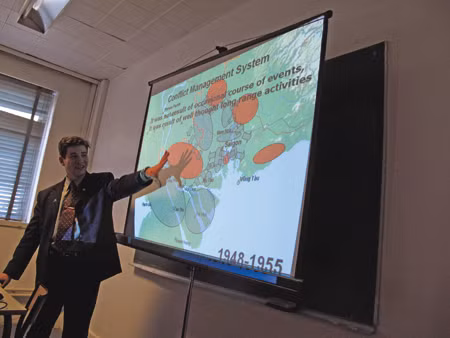 V. Kolotov thuyết trình về việc dùng mô hình 