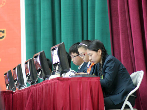 Không chỉ có các bạn nam, cuộc thi còn có cả các bạn nữ