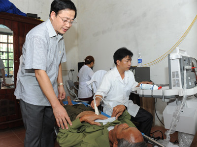 Các bác sỹ tận tình siêu âm cho bà con