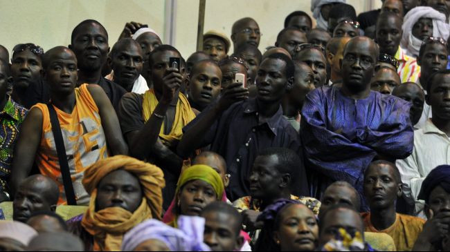 Người dân tại thủ đô Bamako, Mali ngày 4-4. Ảnh: Press TV