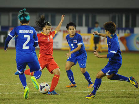 Tuyển nữ Việt Nam (áo đỏ) đã để mất HCV trong thế trận dẫn bàn