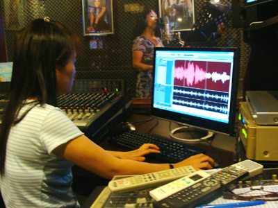 Nhân viên kỹ thuật và “ca sĩ” trong phòng thu âm. Nhân viên kỹ thuật và “ca sĩ” trong phòng thu âm