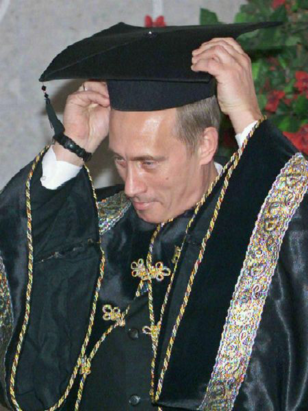 Ông Putin trong buổi lễ nhận bằng tiếng sĩ danh dự tại Baku, Azerbaijan năm 2001