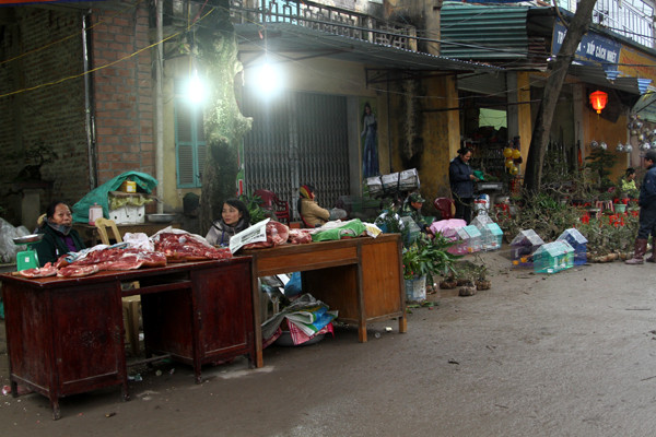 Nhiều hàng còn chưa mở cửa. Nhiều hàng còn chưa mở hàng