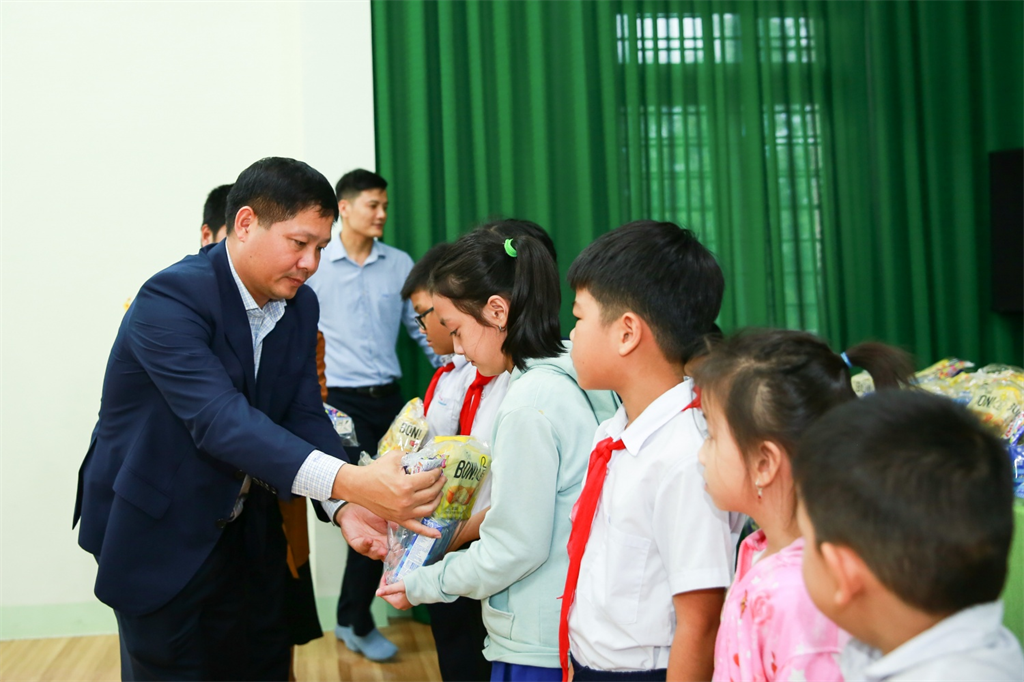 Ông Bùi Ngọc Dương - Phó Bí thư Đảng ủy, Tổng Giám đốc BSR trao quà cho các em học sinh nghèo hiếu học. Ông Bùi Ngọc Dương - Phó Bí thư Đảng ủy, Tổng Giám đốc BSR trao quà cho các em học sinh nghèo hiếu học.