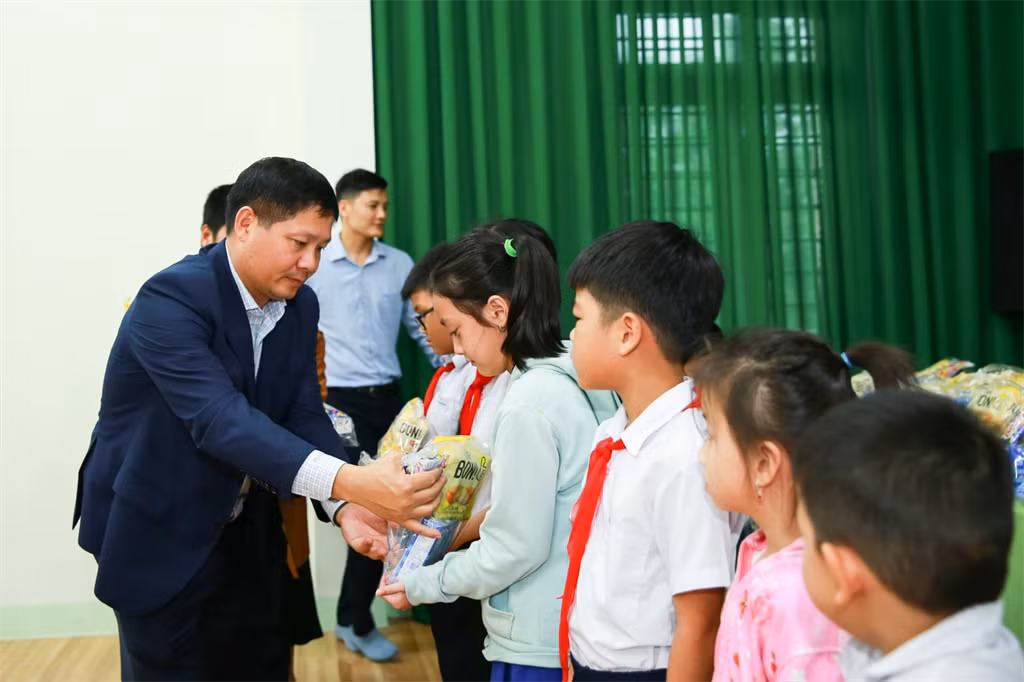 Ông Bùi Ngọc Dương - Phó Bí thư Đảng ủy, Tổng Giám đốc BSR trao quà cho các em học sinh nghèo hiếu học. Ông Bùi Ngọc Dương - Phó Bí thư Đảng ủy, Tổng Giám đốc BSR trao quà cho các em học sinh nghèo hiếu học.