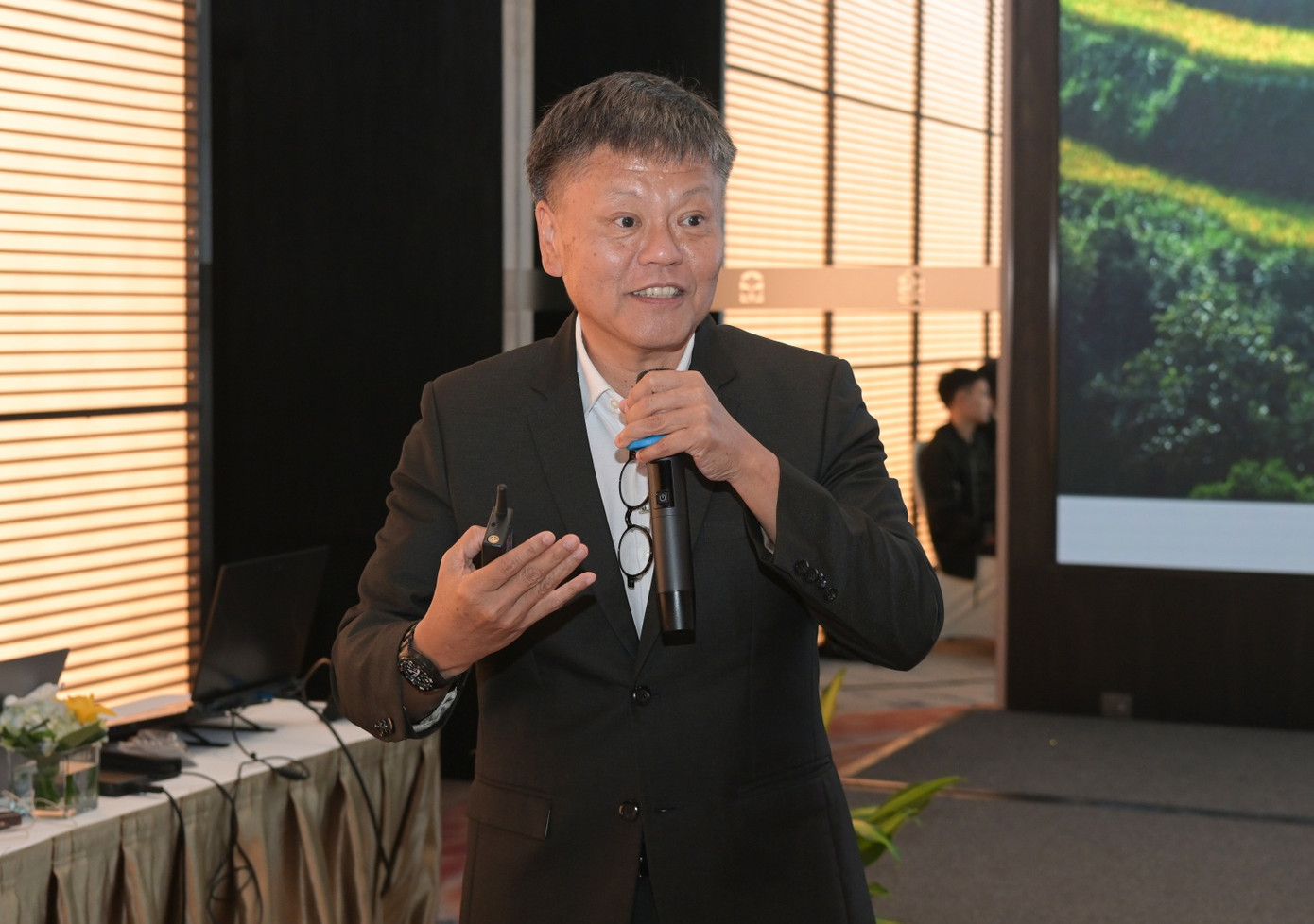 Ông Boon Hoe OOI - Nguyên Tổng Giám đốc Điều hành Cảng Jurong phát biểu tại Hội thảo Ông Boon Hoe OOI - Nguyên Tổng Giám đốc Điều hành Cảng Jurong phát biểu tại Hội thảo