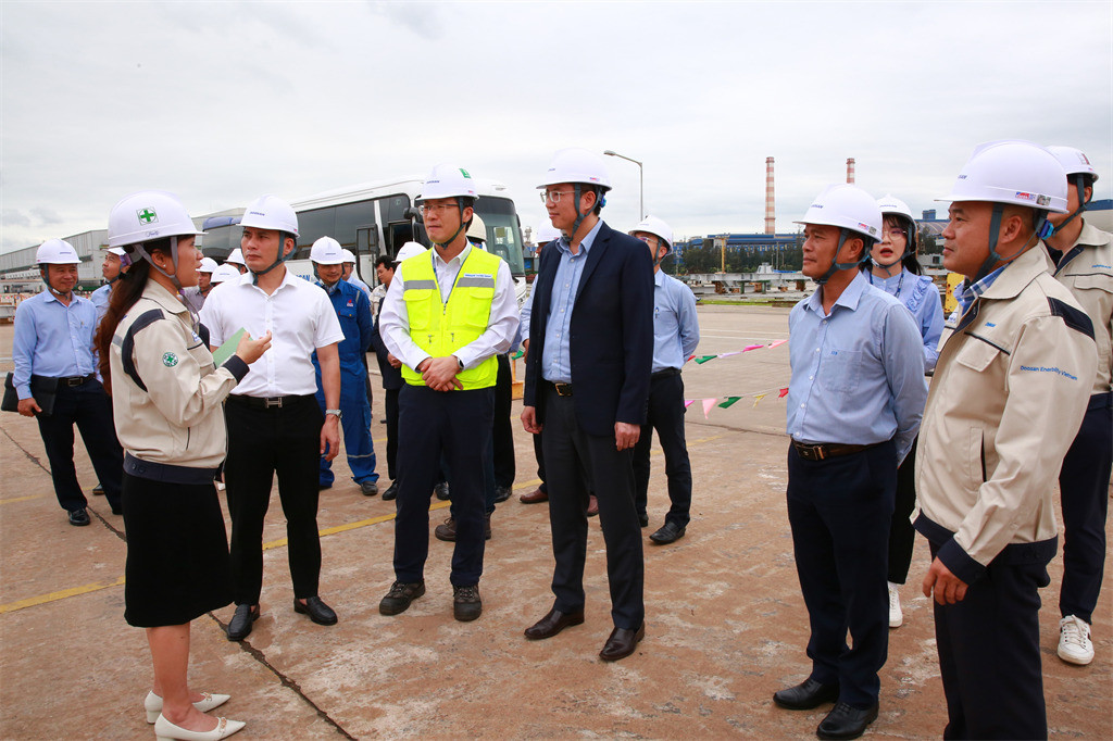 Phó Tổng Giám đốc BSR Mai Tuấn và đoàn công tác BSR khảo sát thực tế công trường chế tạo các thiết bị siêu trường, siêu trọng ở Doosan Vina.