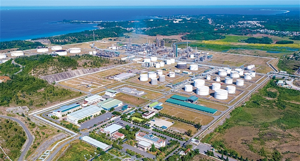 Toàn cảnh nhà máy lọc dầu Dung Quất.