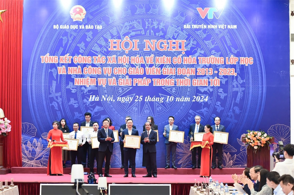 BSR nhận biểu trưng và Bằng khen “Đã có thành tích xuất sắc trong công tác xã hội hóa về kiên cố nhà trường, lớp học và nhà công vụ cho giáo viên giai đoạn 2018-2023”. BSR nhận biểu trưng và Bằng khen “Đã có thành tích xuất sắc trong công tác xã hội hóa về kiên cố nhà trường, lớp học và nhà công vụ cho giáo viên giai đoạn 2018-2023”.