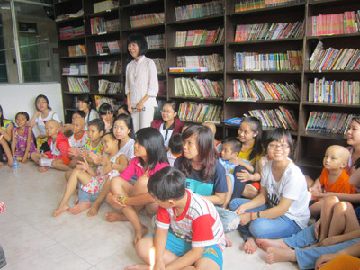 Cô Đinh Thị Kim Phấn đang dạy các bệnh nhi tập hát. Cô Đinh Thị Kim Phấn đang dạy các bệnh nhi tập hát