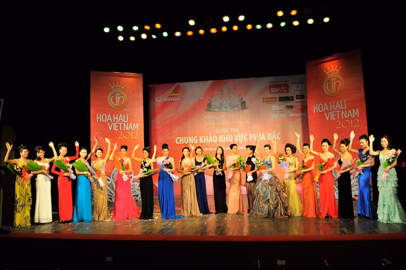 Hai mươi gương mặt tham dự vòng chung kết Hoa hậu Việt Nam 2012.