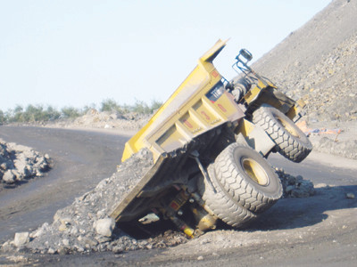 Xe đang chở đất đá bị lật đổ. Ảnh: P.V