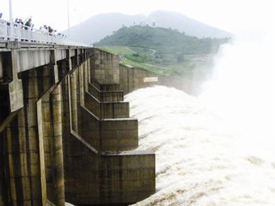 Thủy điện sông Ba Hạ (Phú Yên) xả lũ trong mùa mưa lũ cuối năm 2010 Ảnh: Văn Tài