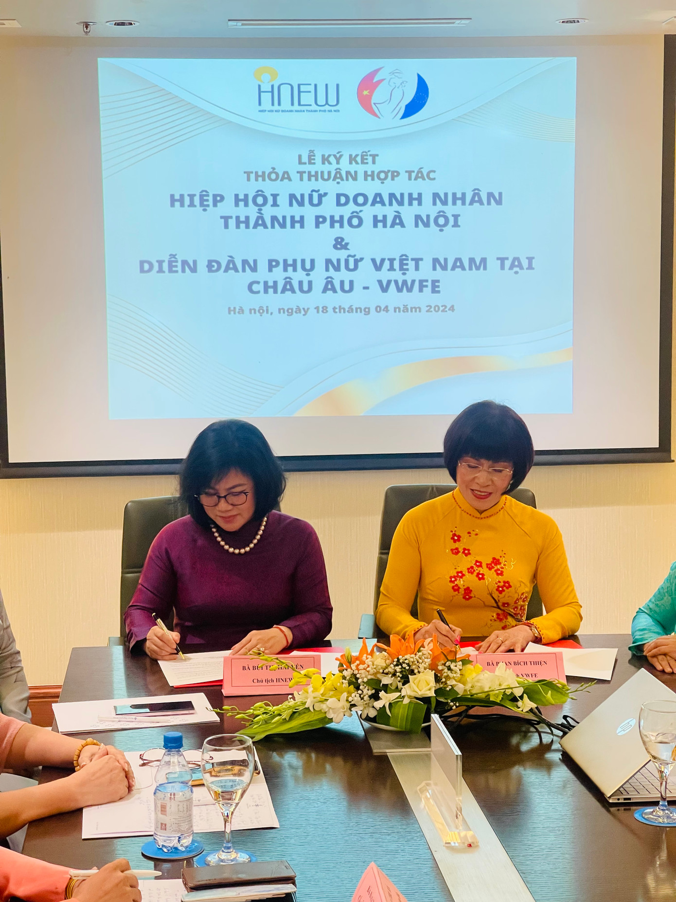 Hai Chủ tịch ký kết thoả thuận hợp tác. (Ảnh: L.A)