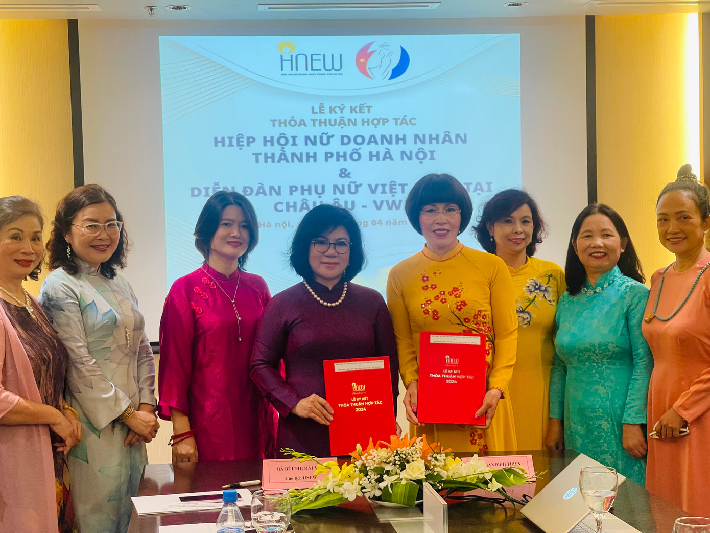 Chủ tịch Diễn đàn Phụ nữ Việt Nam tại châu Âu Phan Bích Thiện và Chủ tịch Hiệp hội Nữ doanh nhân thành phố Hà Nội Bùi Thị Hải Yến trao nhau biên bản vừa được ký kết. ( Ảnh: L.A)