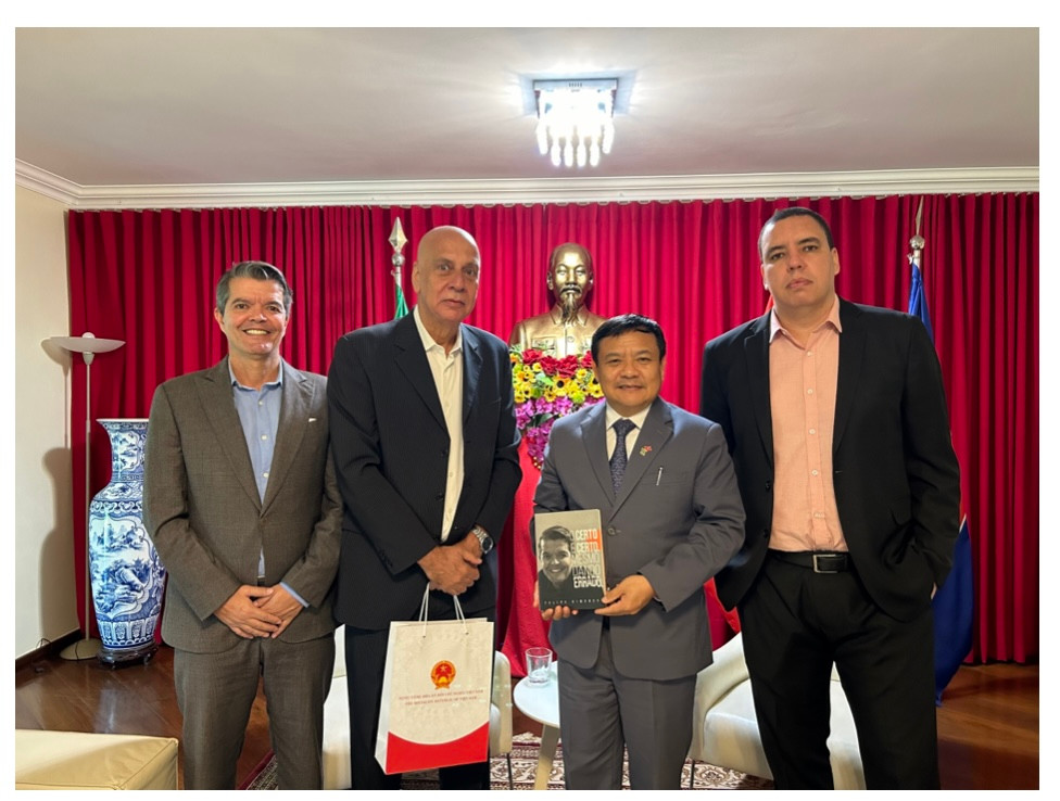 Buổi làm việc giữa Đại sứ Bùi Văn Nghị và Phó Thị trưởng Rio de Janeiro Nilton Caldeira (thứ hai từ trái sang) và ông Felipe Ximenes - Cố vấn về các môn thể thao kiêm Quản lý bộ môn bóng đá (ngoài cùng bên trái).
