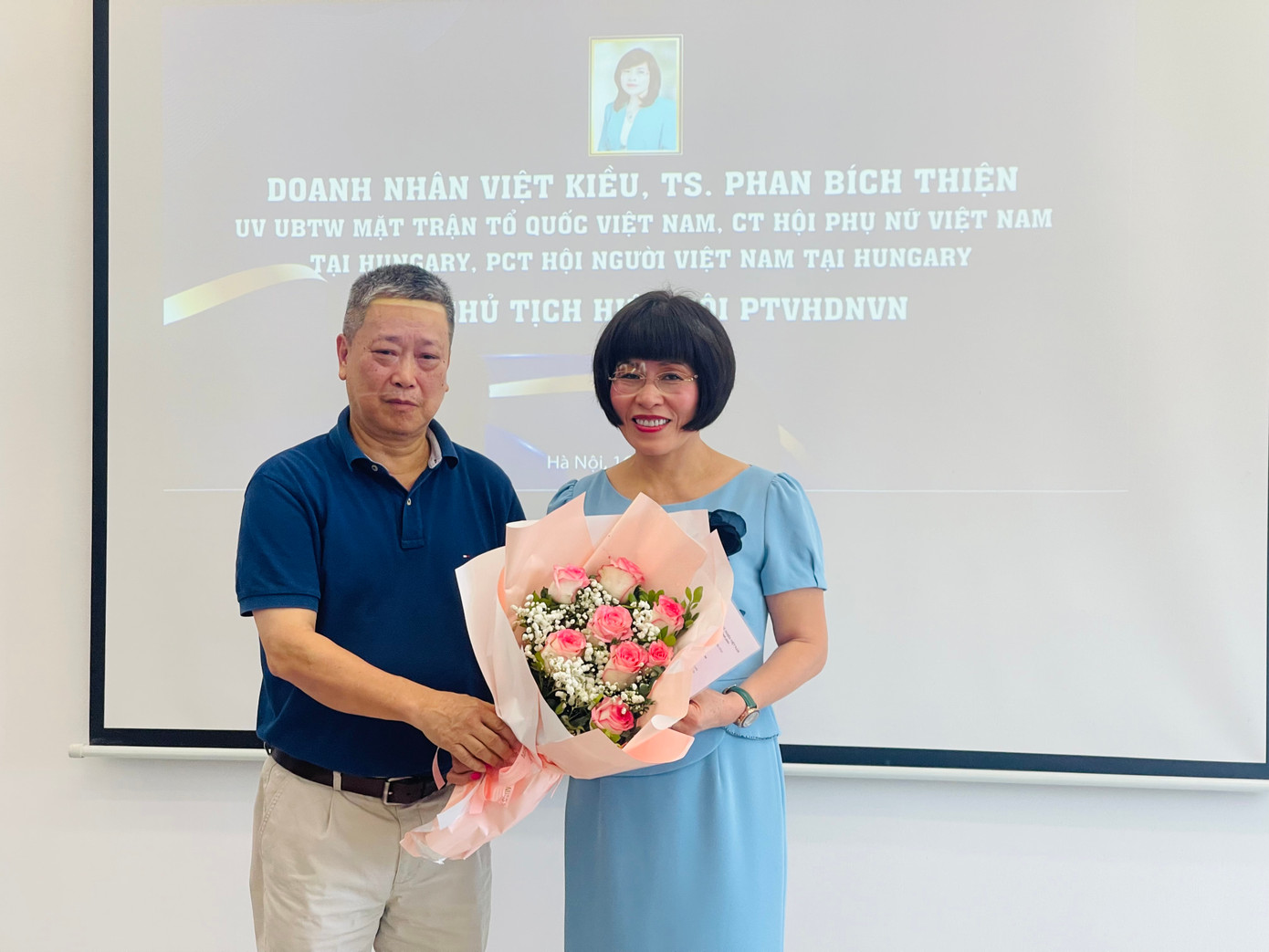 Chủ tịch Hồ Anh Tuấn tặng hoa chúc mừng tân Phó Chủ tịch Hiệp hội Phát triển Văn hoá Doanh nghiệp Việt Nam Phan Bích Thiện. (Ảnh: L.A)