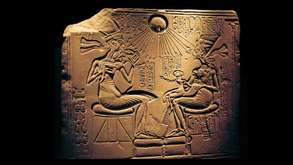 Một bức phù điêu thể hiện Vua Akhenaten, Nữ hoàng Nefertiti và các con của họ, cùng với đĩa mặt trời, Aten (Ảnh: UniversalImagesGroup / Contributor)