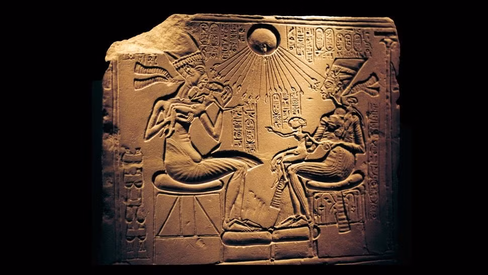 Một bức phù điêu thể hiện Vua Akhenaten, Nữ hoàng Nefertiti và các con của họ, cùng với đĩa mặt trời, Aten (Ảnh: UniversalImagesGroup / Contributor) Một bức phù điêu thể hiện Vua Akhenaten, Nữ hoàng Nefertiti và các con của họ, cùng với đĩa mặt trời, Aten (Ảnh: UniversalImagesGroup / Contributor)