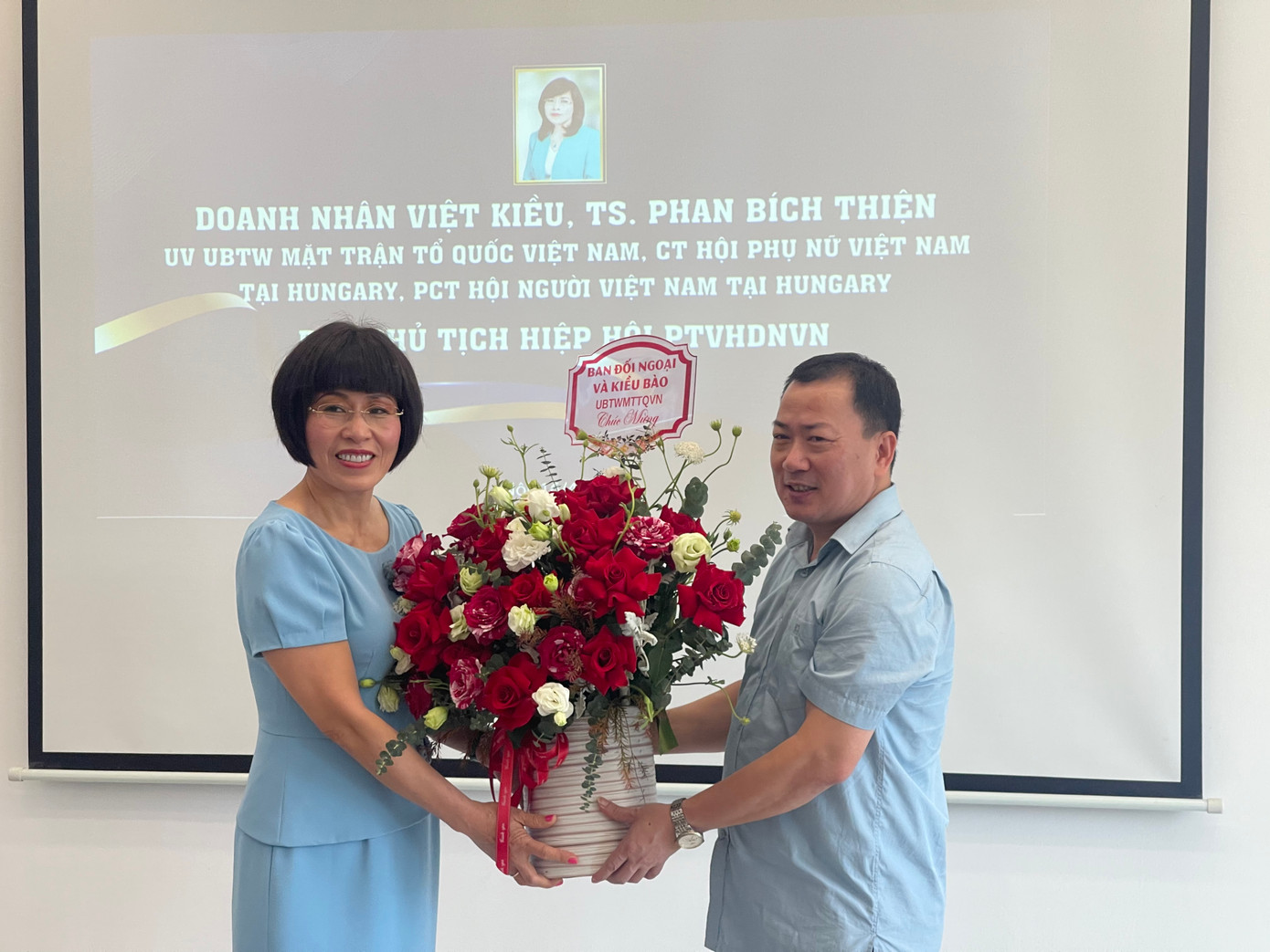 Đại diện Ủy ban Trung ương MTTQ Việt Nam tặng hoa chúc mừng Tiến sỹ Phan Bích Thiện. (Ảnh:L.A)