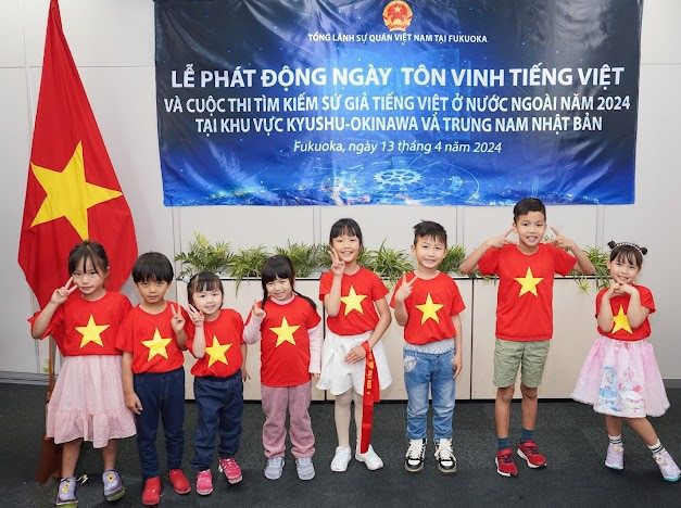 Các cháu nhỏ Việt Nam tại lễ phát động.