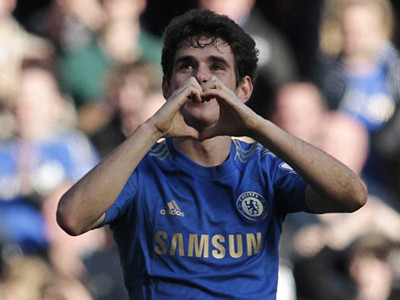 Pha đánh gót nâng tỉ số lên 2-0 của Oscar. Ảnh: Reuters