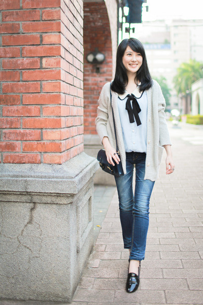 Chân váy chữ A, chân váy xếp ly mang đến một vẻ đẹp nữ tính dễ thương. Phần nơ buộc trên cổ áo hay váy là chi tiết thường thấy trong phong cách thời trang của các cô nàng nữ sinh. Blazer là item đại diện cho phong cách nữ sinh Châu Âu. Diện quần short với áo sơ mi trong ngày đi chơi cùng bạn bè.