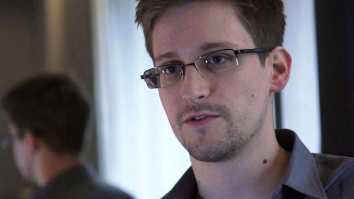 Edward Snowden, người làm lộ bí mật chương trình theo dõi Prism của Mỹ đã nộp đơn tị nạn tới gần 30 quốc gia. Edward Snowden, người làm lộ bí mật chương trình theo dõi Prism của Mỹ đã nộp đơn tị nạn tới gần 30 nước