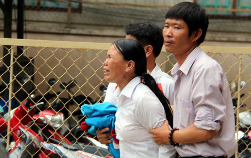 Nhân viên gác cầu Ghềnh ngất xỉu khi nhận án ảnh 1