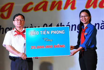 Tổng biên tập Lê Xuân Sơn tặng 25 triệu đồng cho thiếu nhi Cần Tho- chi Trần Thị Vĩnh Nghi, Bí thư Thành đoàn Cần Thơ đón nhận