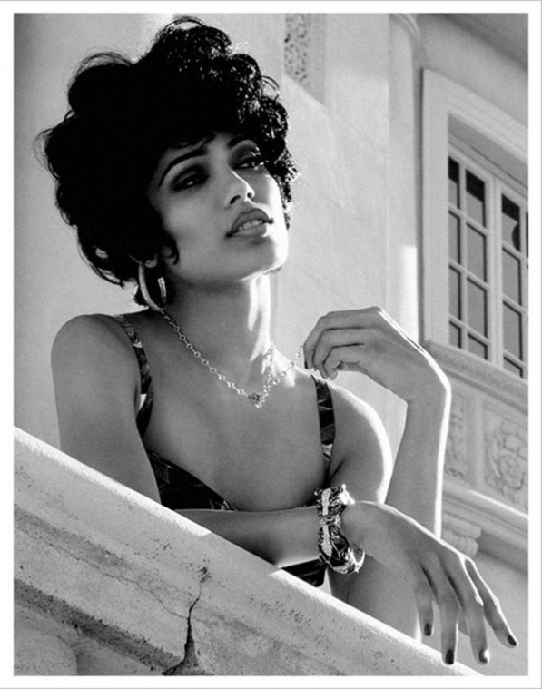 Mỹ nhân phim 'Triệu phú khu ổ chuột' rạng rỡ với trang phục Ấn Độ ảnh 9