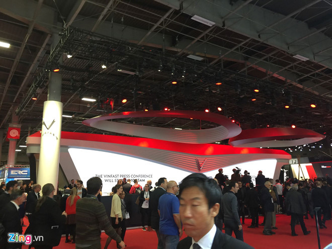 Hoa hậu Tiểu Vy và David Beckham xuất hiện bên xe Vinfast ảnh 15