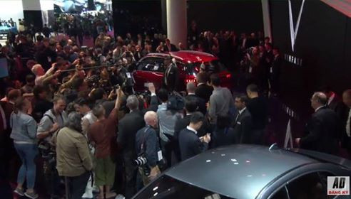 Hoa hậu Tiểu Vy và David Beckham xuất hiện bên xe Vinfast ảnh 2