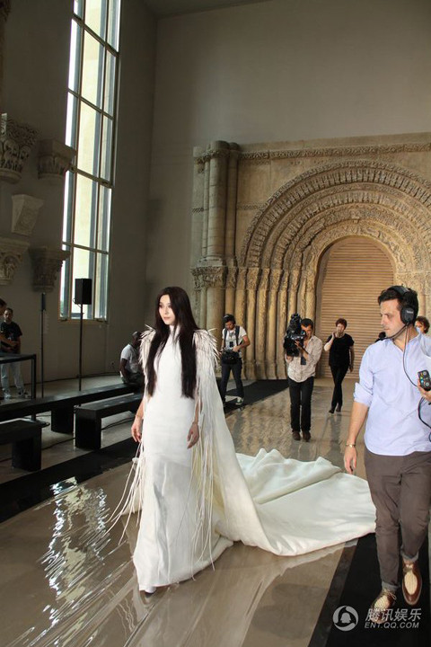 Sự xuất hiện của cô được đông đảo phóng viên quan tâm