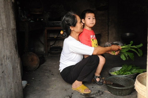 Bà Hoàng Thị Hội vẫn phải lao động nuôi chồng, nuôi cháu. Ảnh: Quý Đoàn