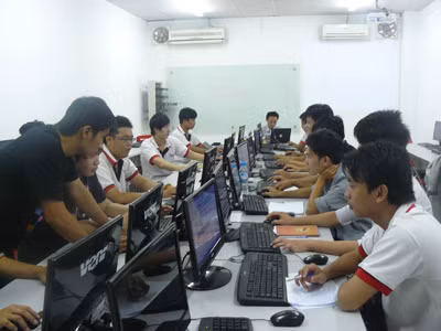 Các học viên hệ nghề của Trường CĐ nghề Công nghệ Thông tin Ispace trong một giờ thực hành. Ảnh: Quang Phương