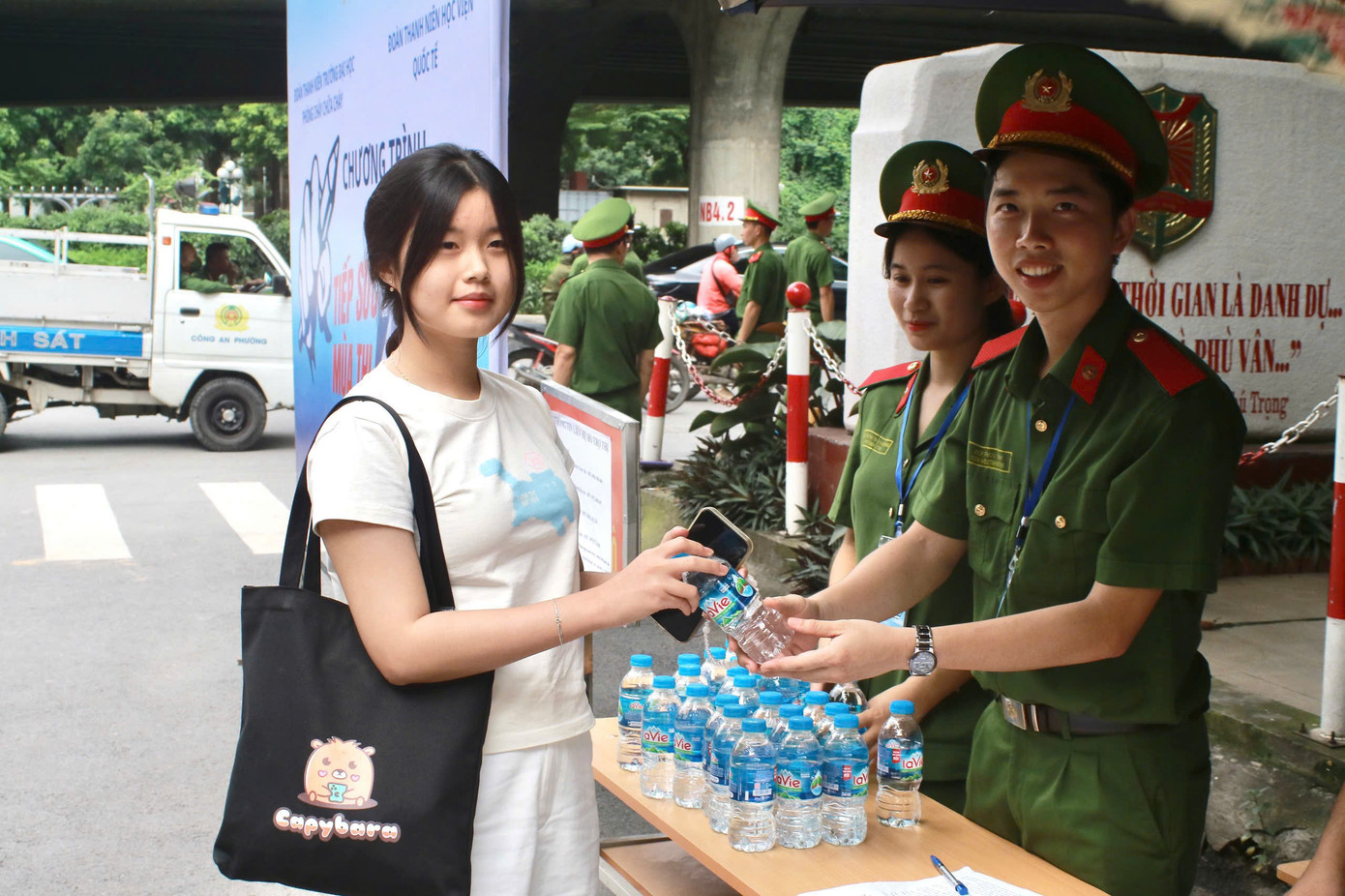 Trong 2 ngày 5 - 6/7, tại các học viện, trường đại học trong Công an nhân dân diễn ra kỳ thi đánh giá năng lực của Bộ Công an năm 2025. Nhằm kịp thời hỗ trợ các đơn vị chức năng triển khai công tác đảm bảo an ninh, an toàn cho kỳ thi, đồng thời hỗ trợ thí sinh và nhà người nhà thí sinh, Ban Thanh niên CAND đã chỉ đạo Đoàn Thanh niên các trường CAND triển khai các đội hình tình nguyện “Tiếp sức mùa thi” với nhiều hoạt động thiết thực, ý nghĩa.