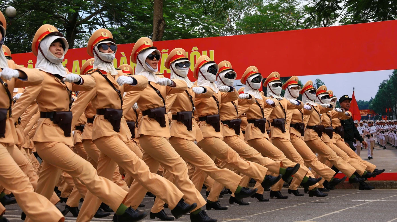 Nguyễn Thị Yến Trang cùng đồng đội tập luyện dưới điều kiện thời tiết khắc nghiệt.